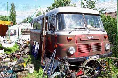 Der LO 3000 Bus dient zum Transport des Schrottes ringsherum. Oh Verzeihung, die Teile waren zum Verkauf sortiert worden. H&auml;tte ich fast nicht gedacht.
